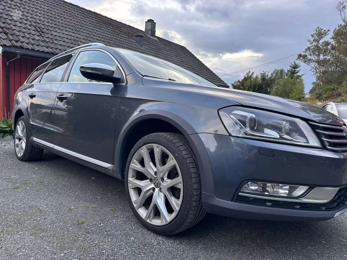 Volkswagen Passat 2012 — interior