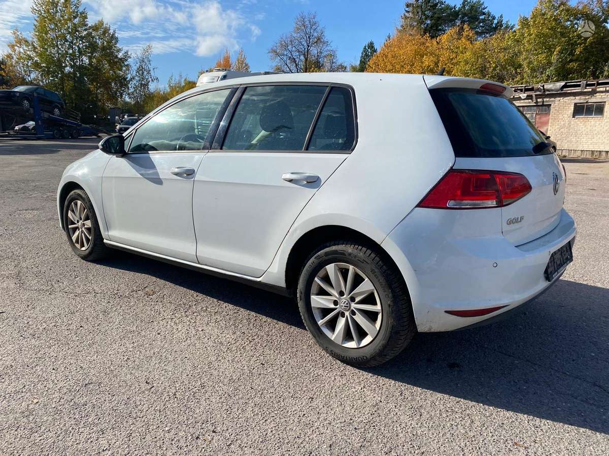 Volkswagen Golf 2014 — салон