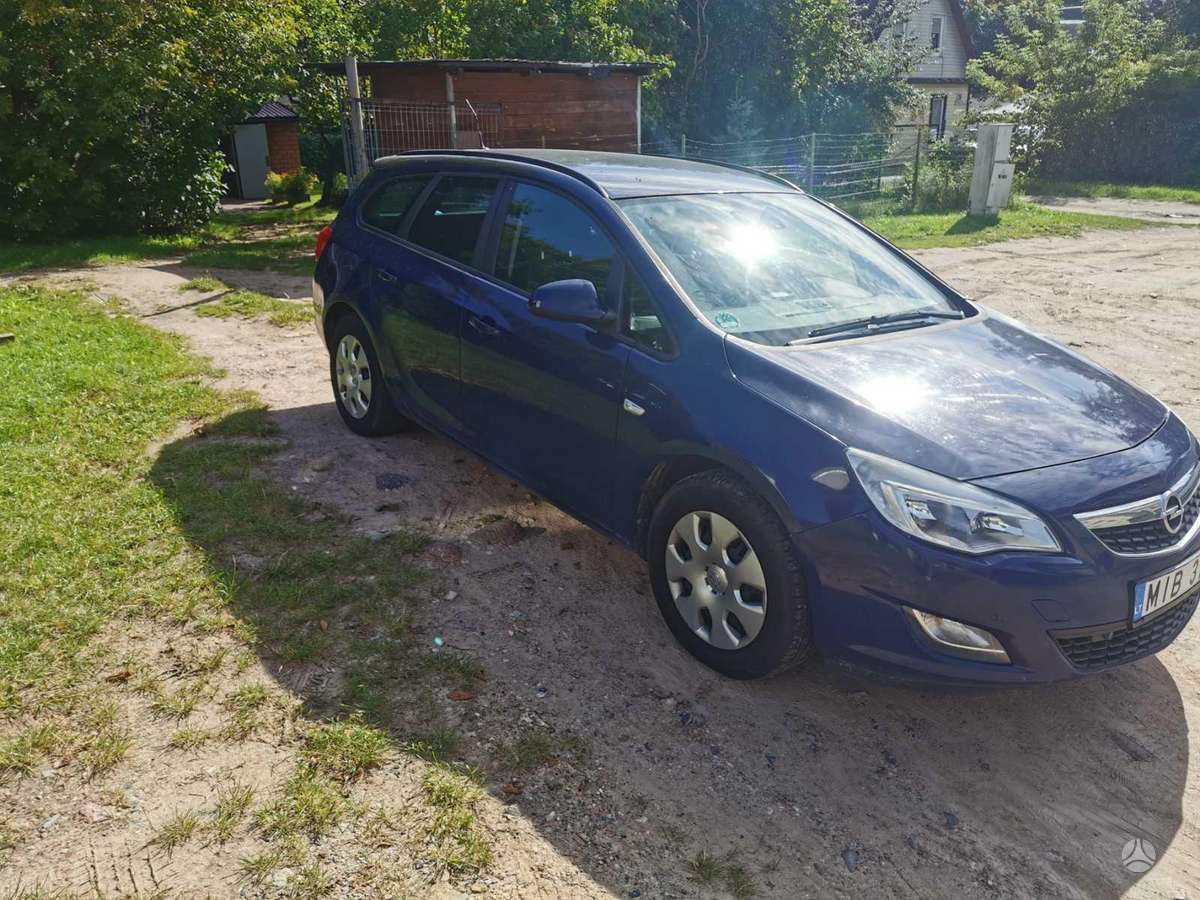 Opel Astra 2011 — вигляд ззаду