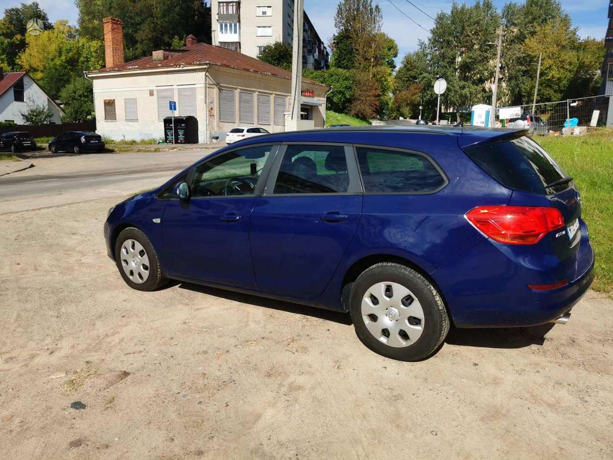 Opel Astra 2011 — салон