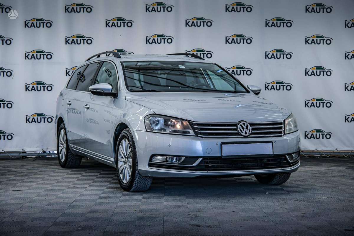 Volkswagen Passat 2013 — rear view