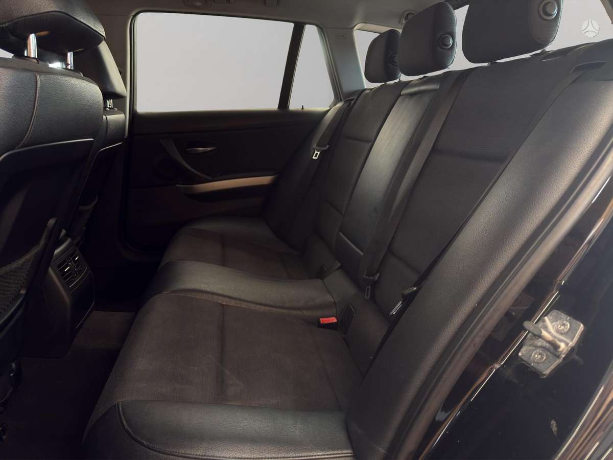 BMW 318 2011 — photo 11