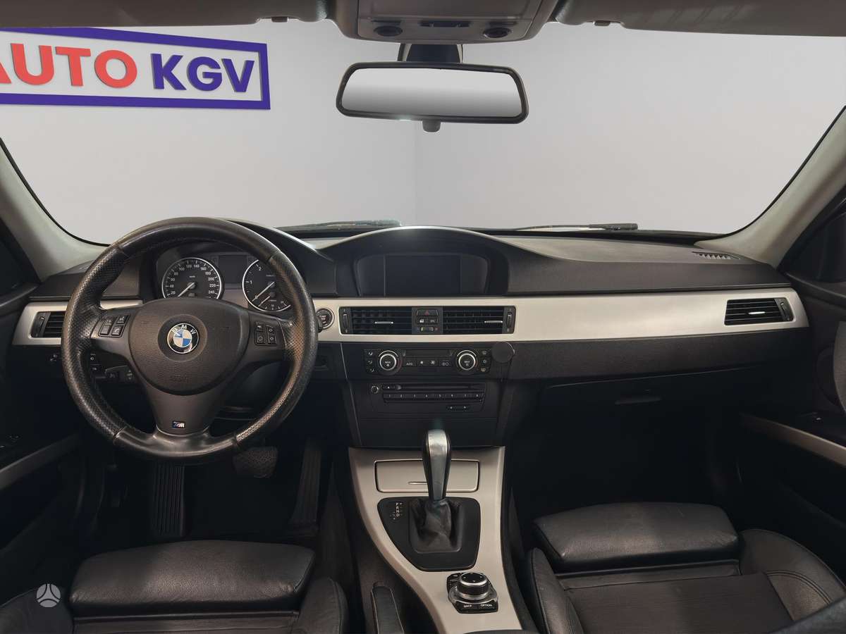 BMW 318 2011 — photo 12