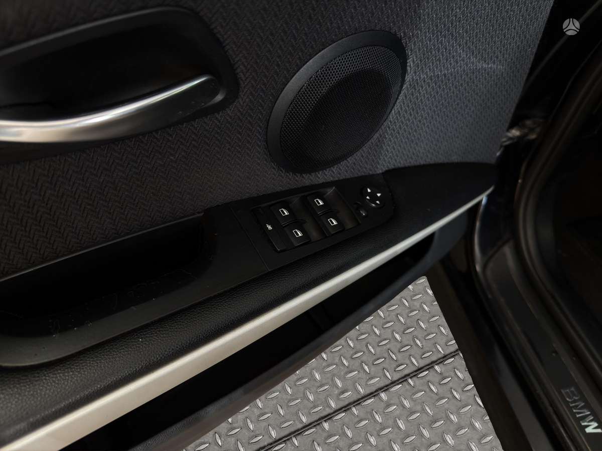 BMW 318 2011 — photo 13