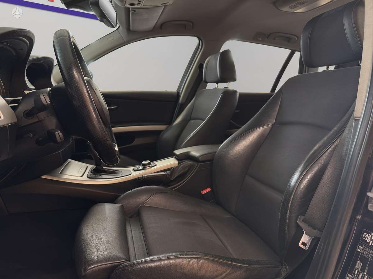 BMW 318 2011 — photo 14