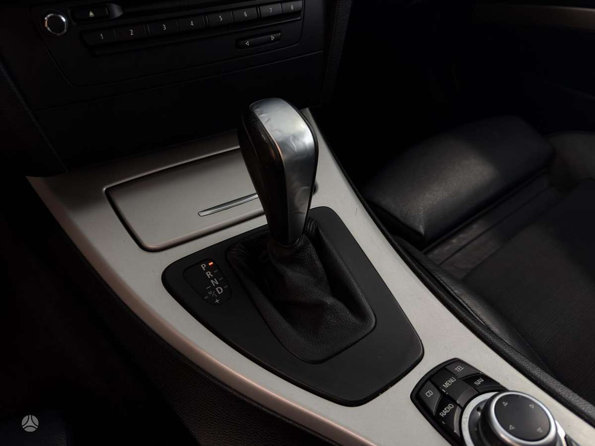 BMW 318 2011 — photo 15