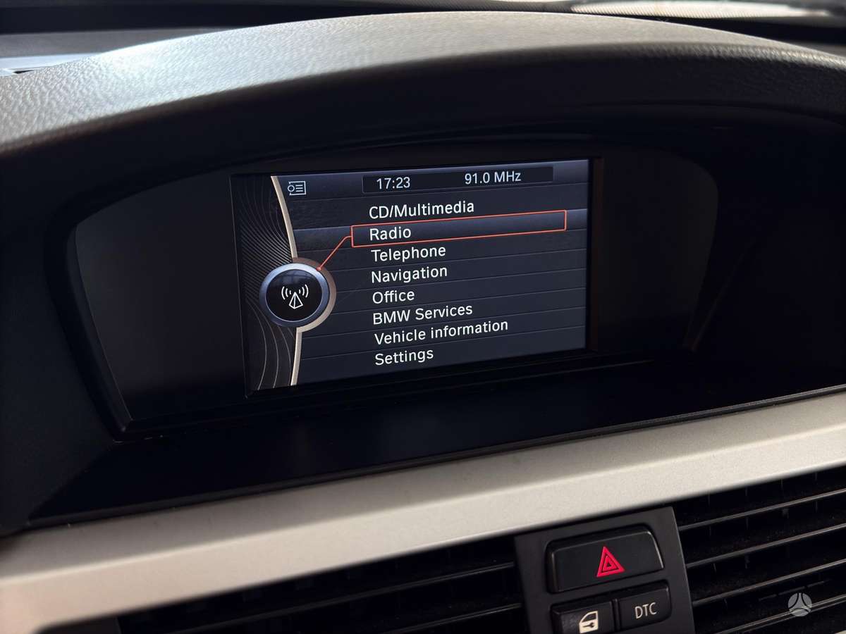 BMW 318 2011 — photo 17
