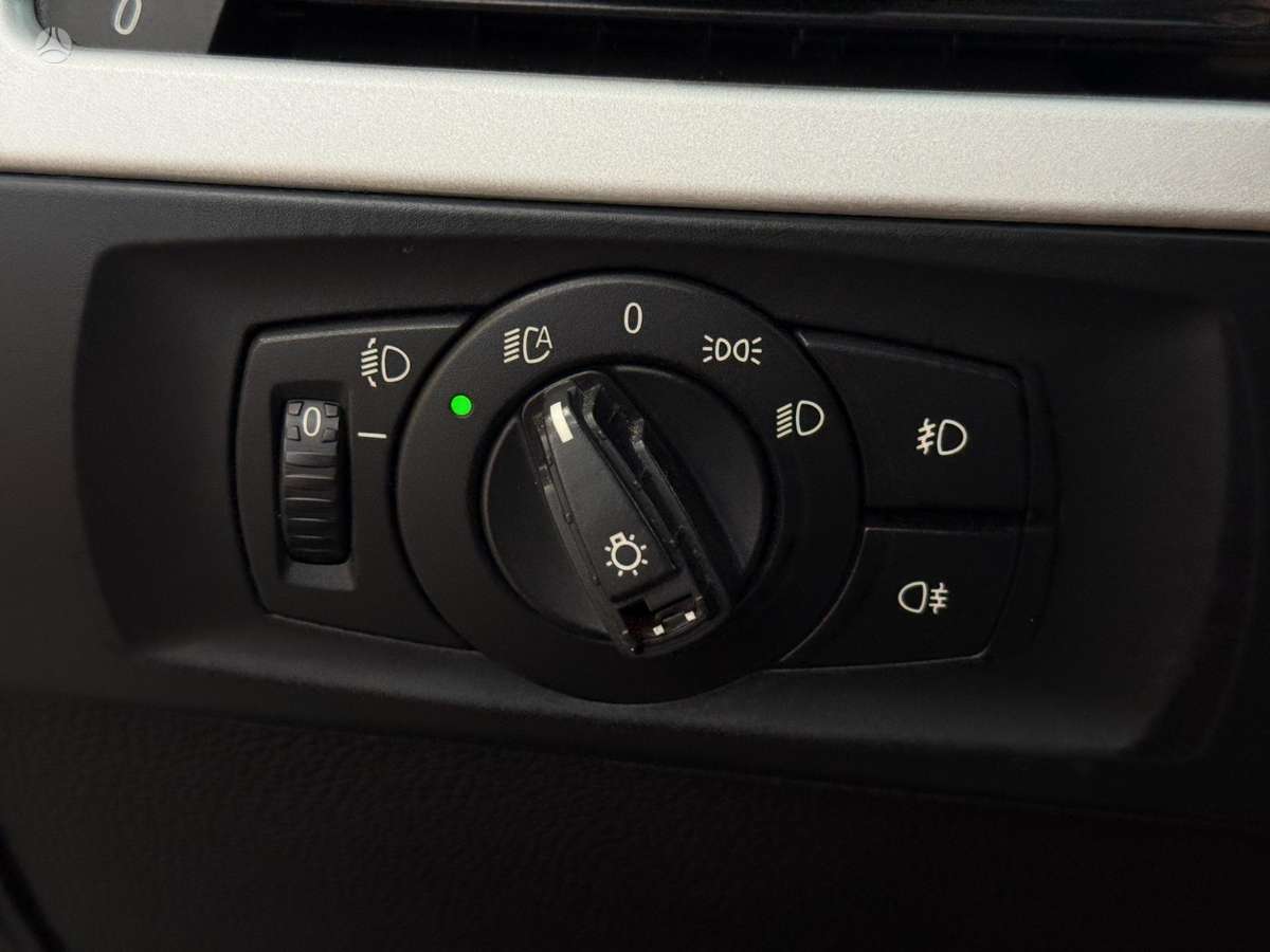 BMW 318 2011 — photo 19