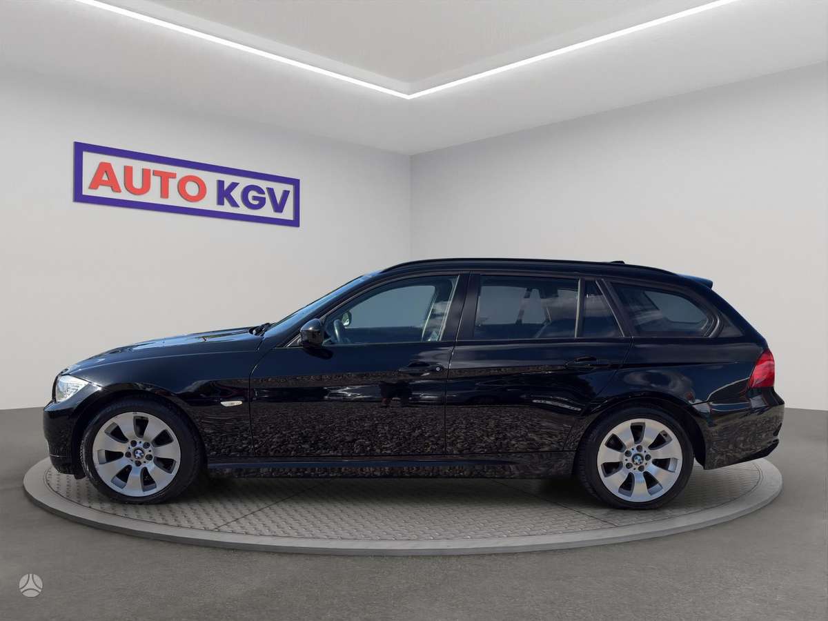BMW 318 2011 — rear view