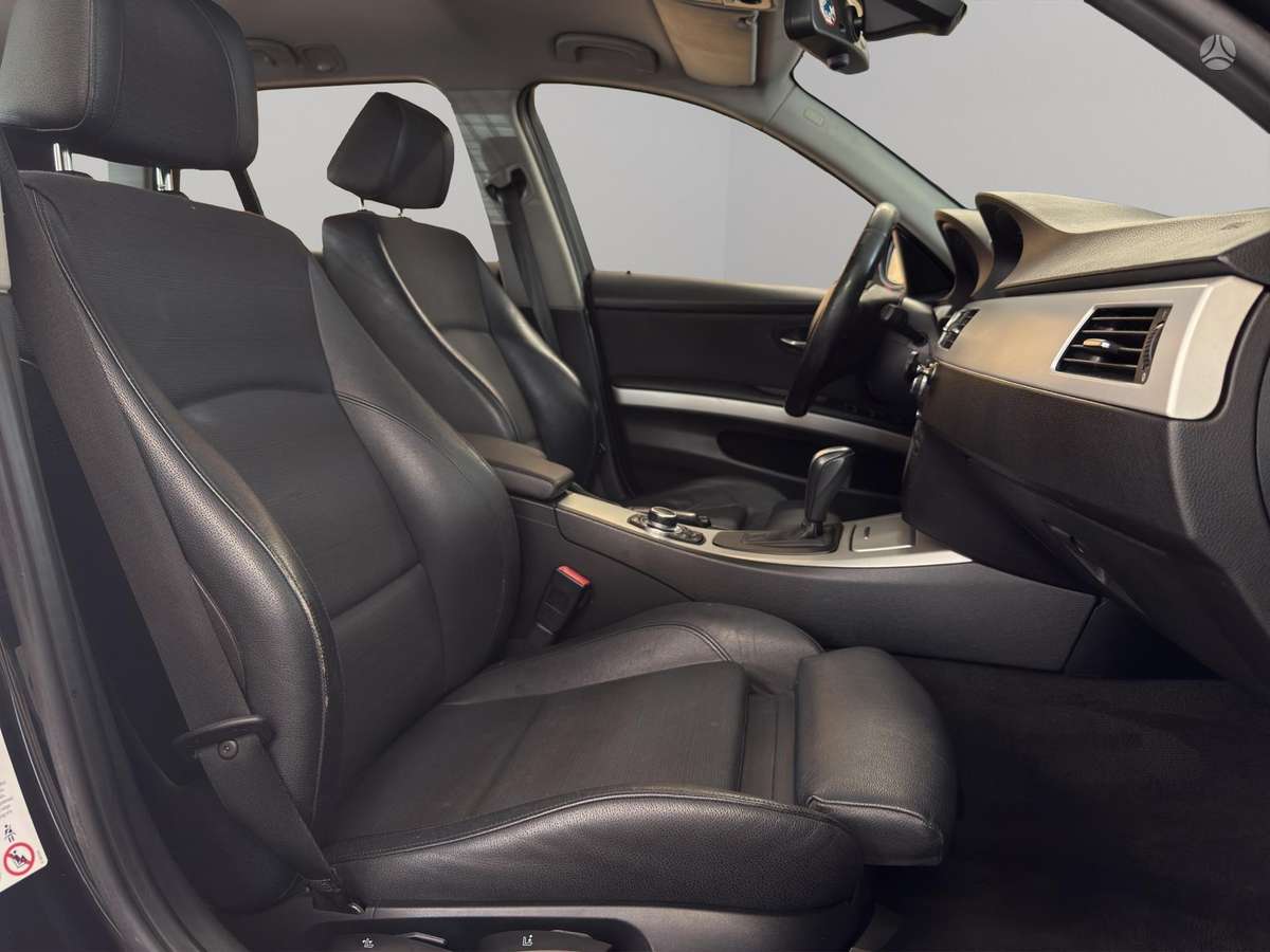 BMW 318 2011 — photo 8