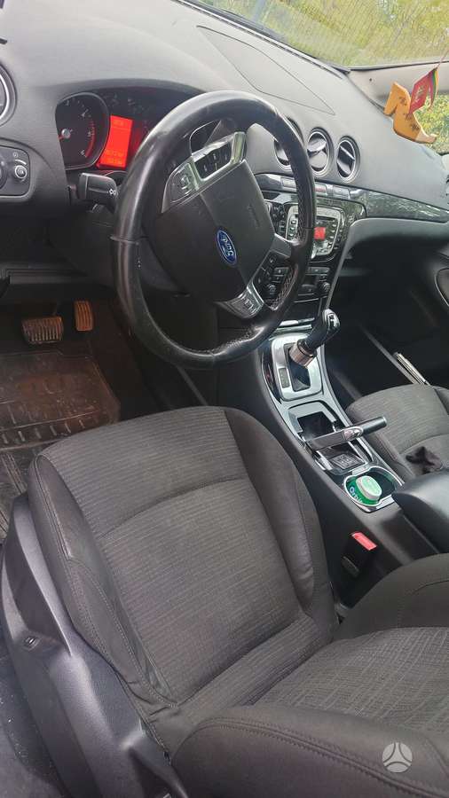 Ford Galaxy 2011 — rear view