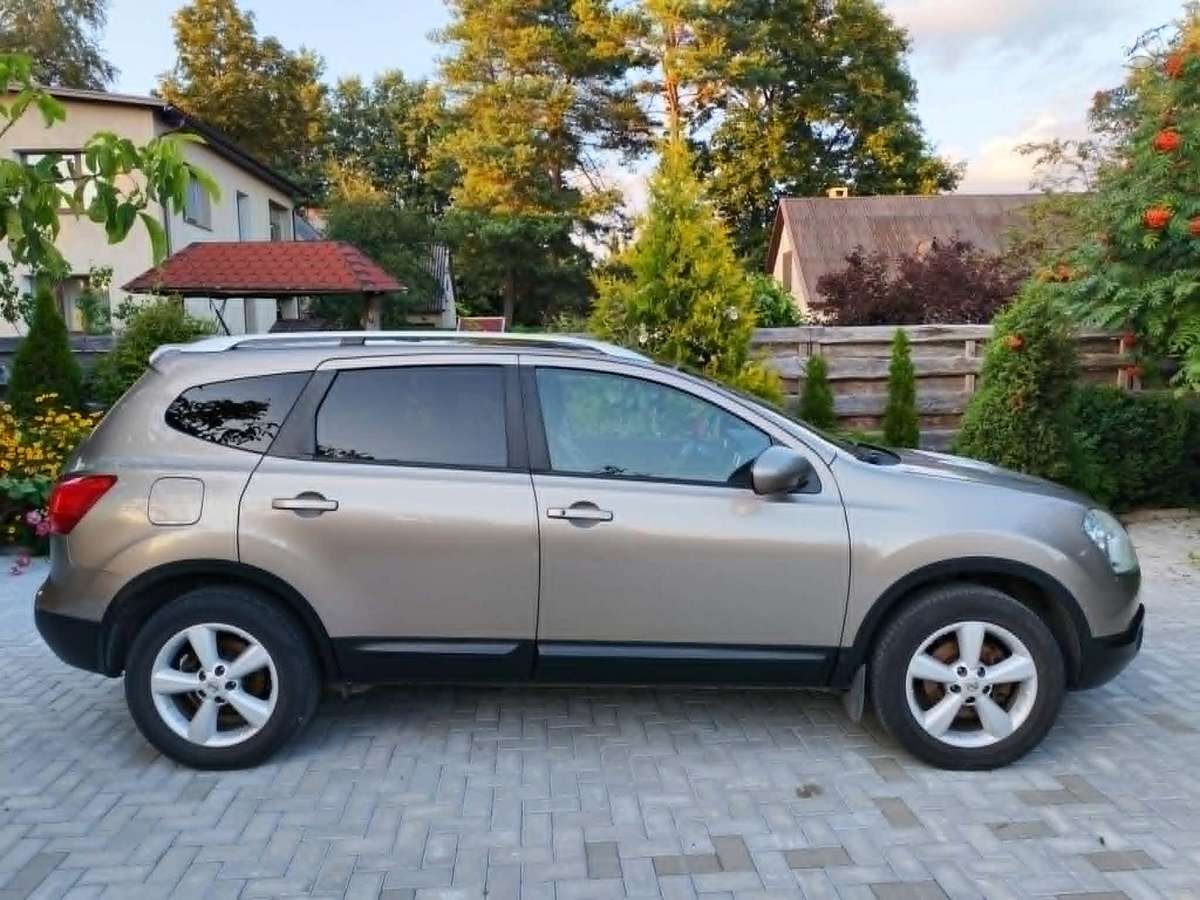 Nissan Qashqai+2 2010 — rear view