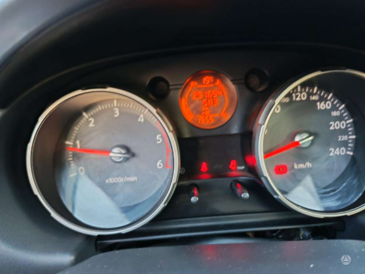 Nissan Qashqai+2 2010 — photo 23