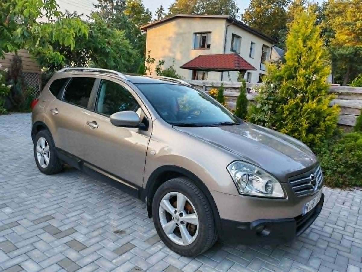 Nissan Qashqai+2 2010 — interior