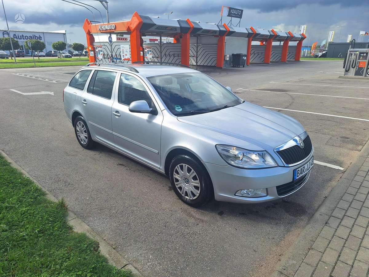 Skoda Octavia 2009 — rear view