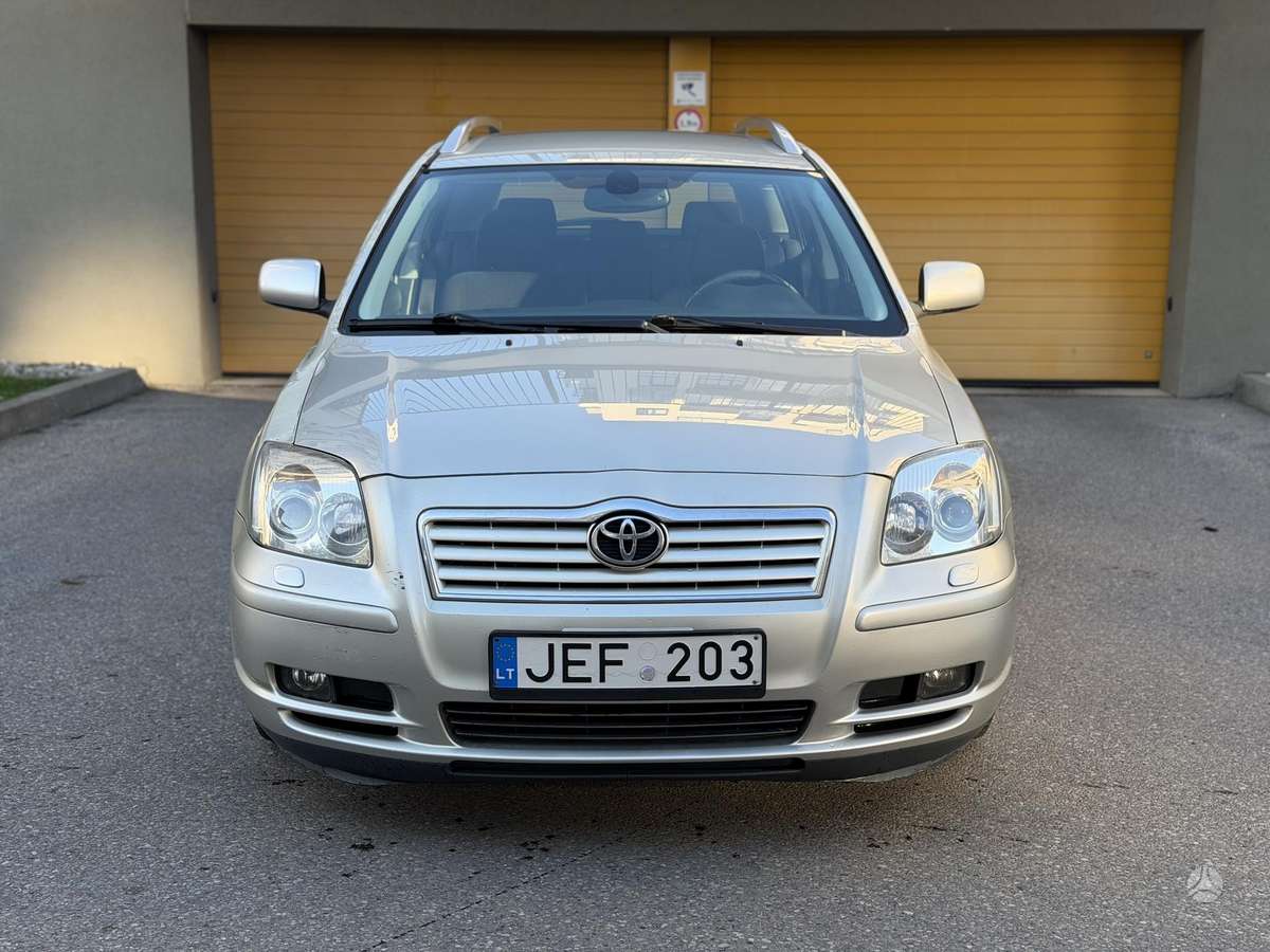 Toyota Avensis 2006 — вигляд ззаду