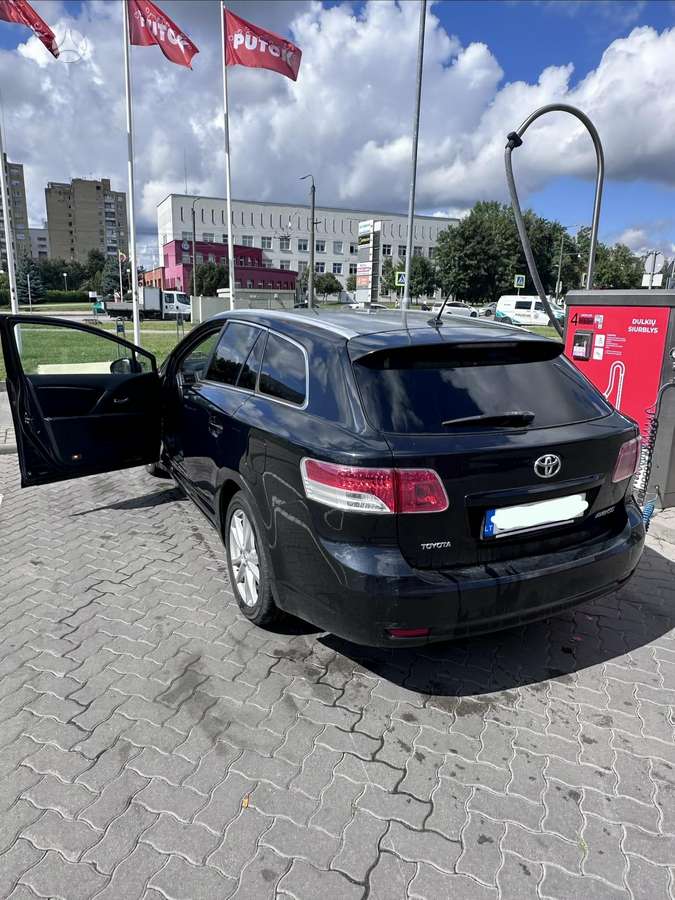 Toyota Avensis 2011 — rear view