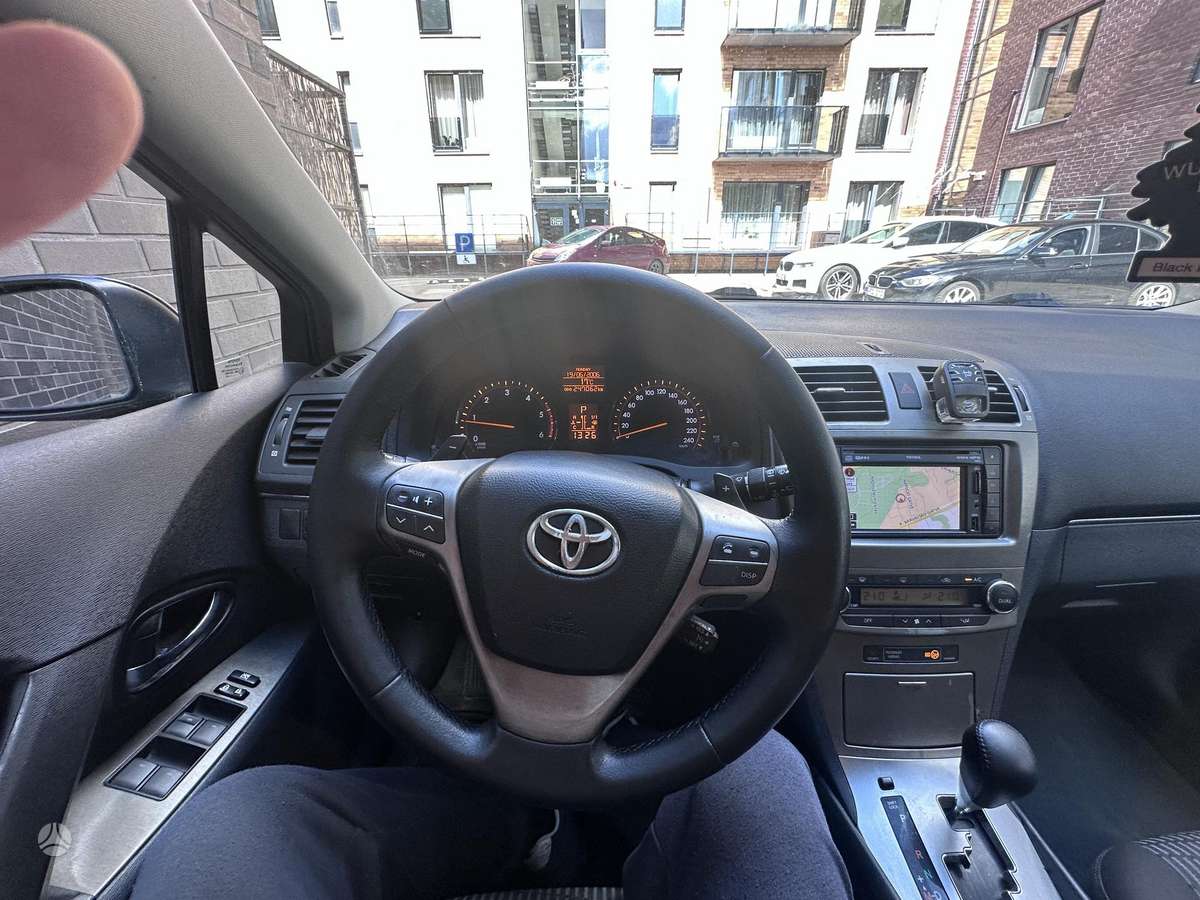 Toyota Avensis 2011 — interior