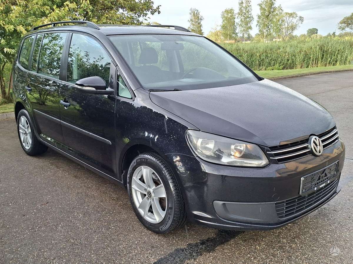 Volkswagen Touran 2011 — вигляд ззаду