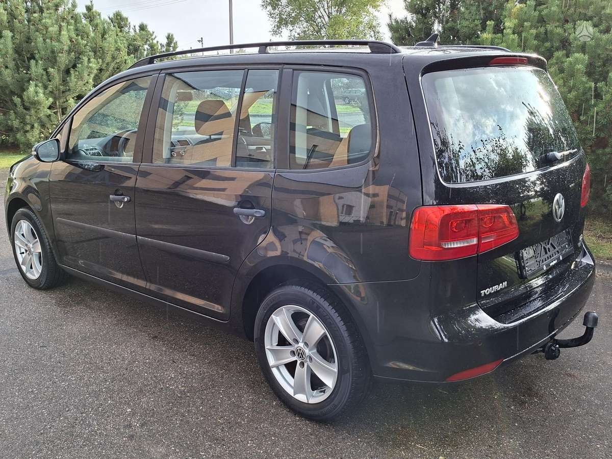 Volkswagen Touran 2011 — салон