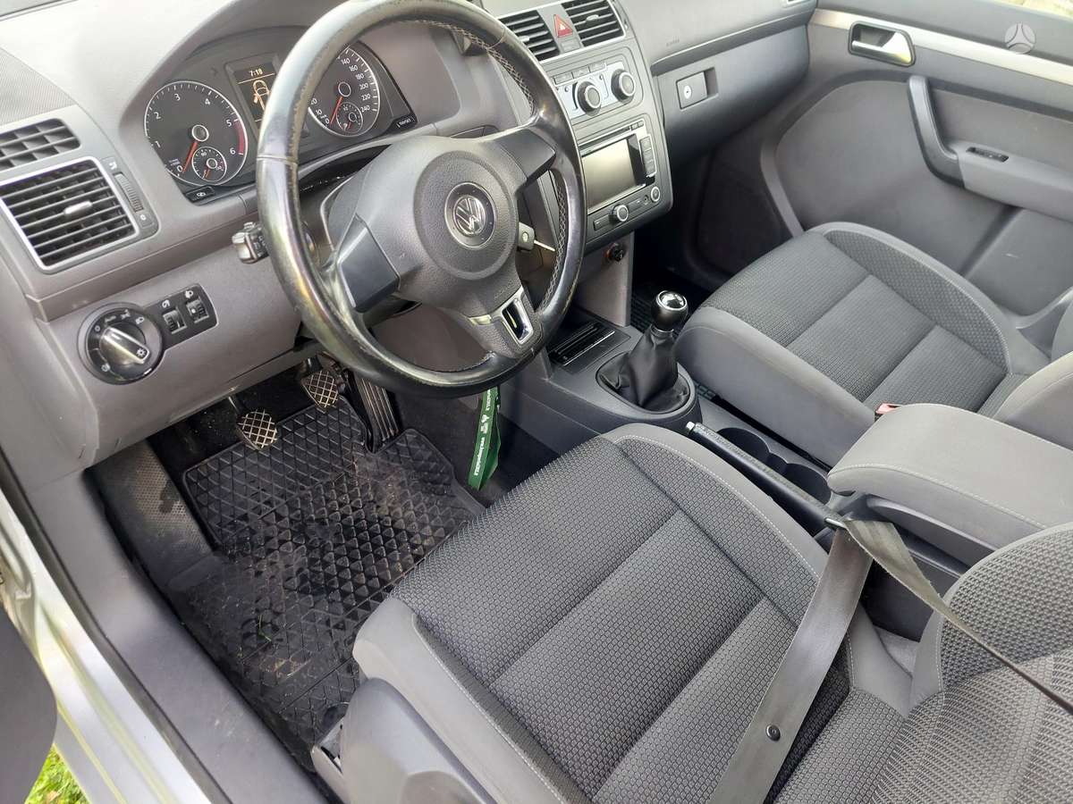 Volkswagen Touran 2012 — photo 11