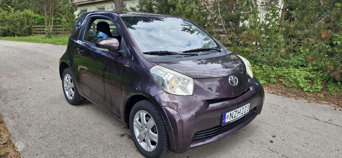 Toyota iQ 2009 — interior