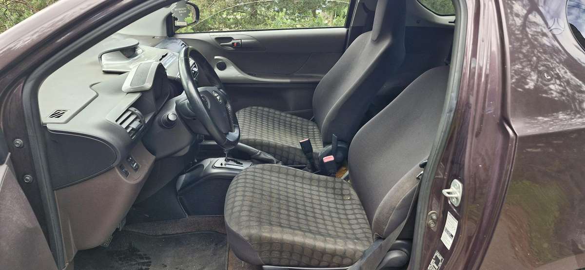 Toyota iQ 2009 — photo 7