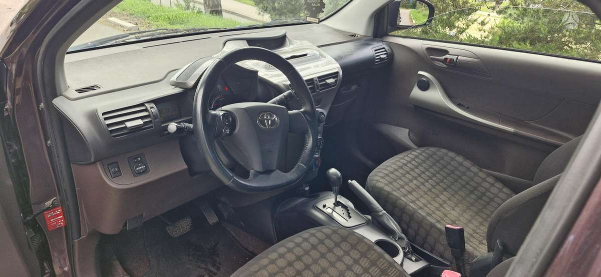 Toyota iQ 2009 — photo 8