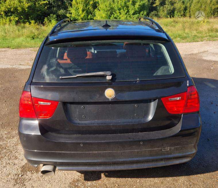 BMW 320 2009 — rear view