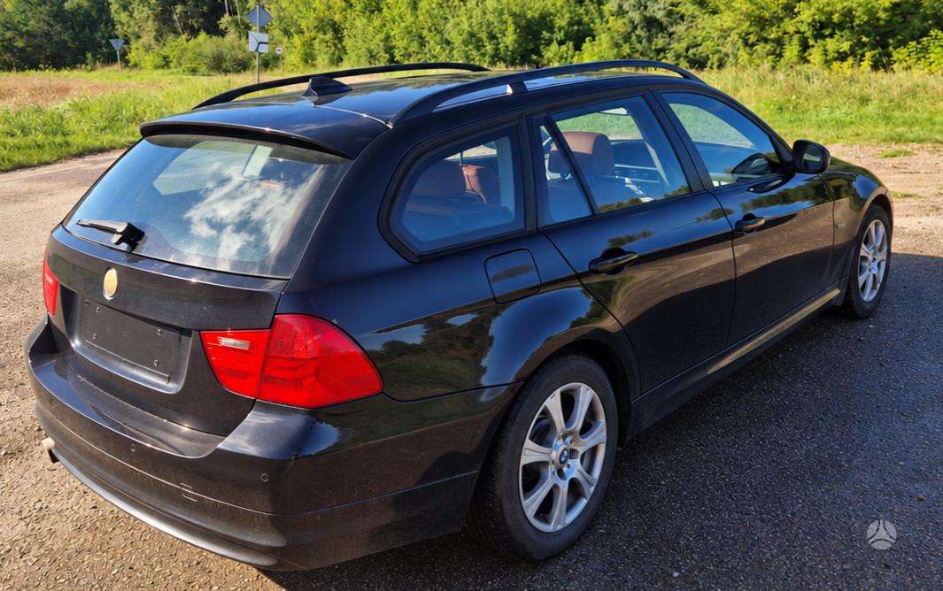 BMW 320 2009 — interior