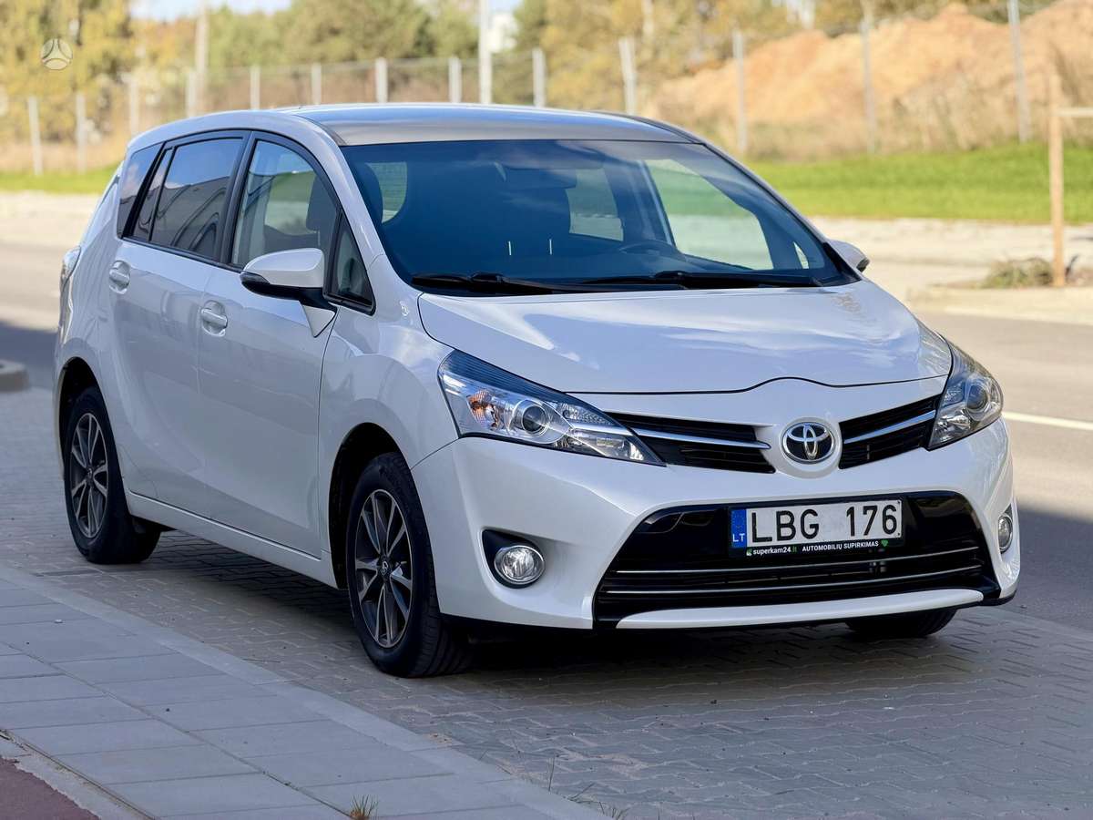 Toyota Verso 2014 — interior