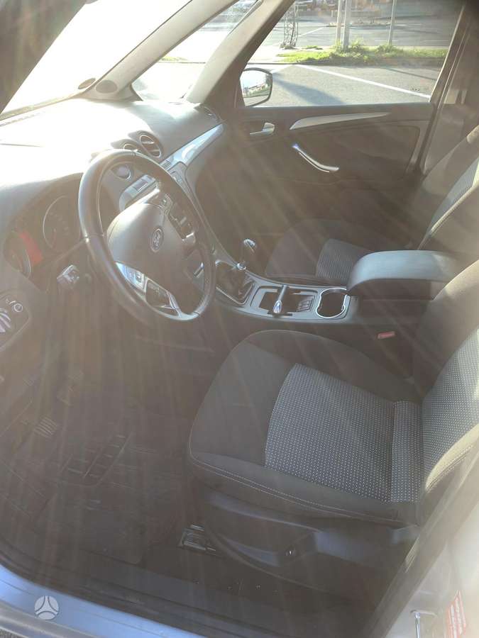 Ford Galaxy 2013 — photo 17