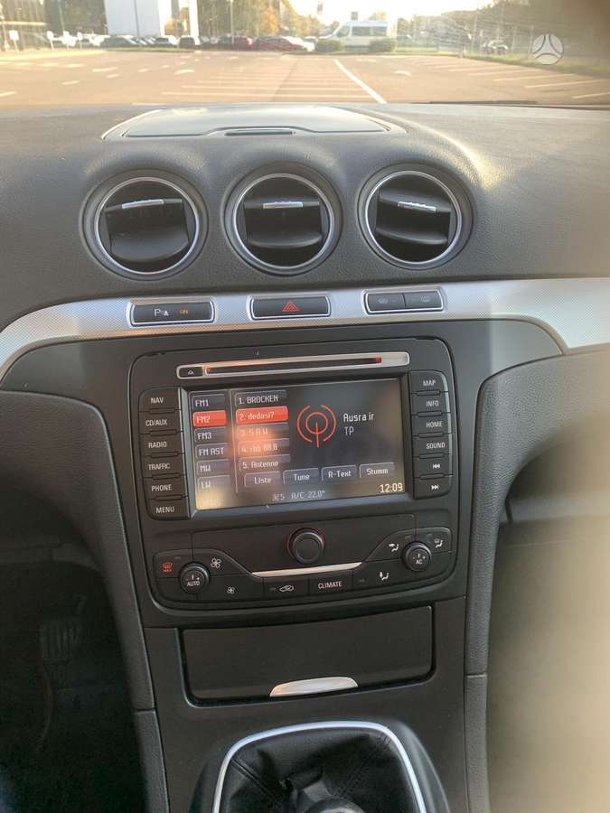 Ford Galaxy 2013 — photo 20