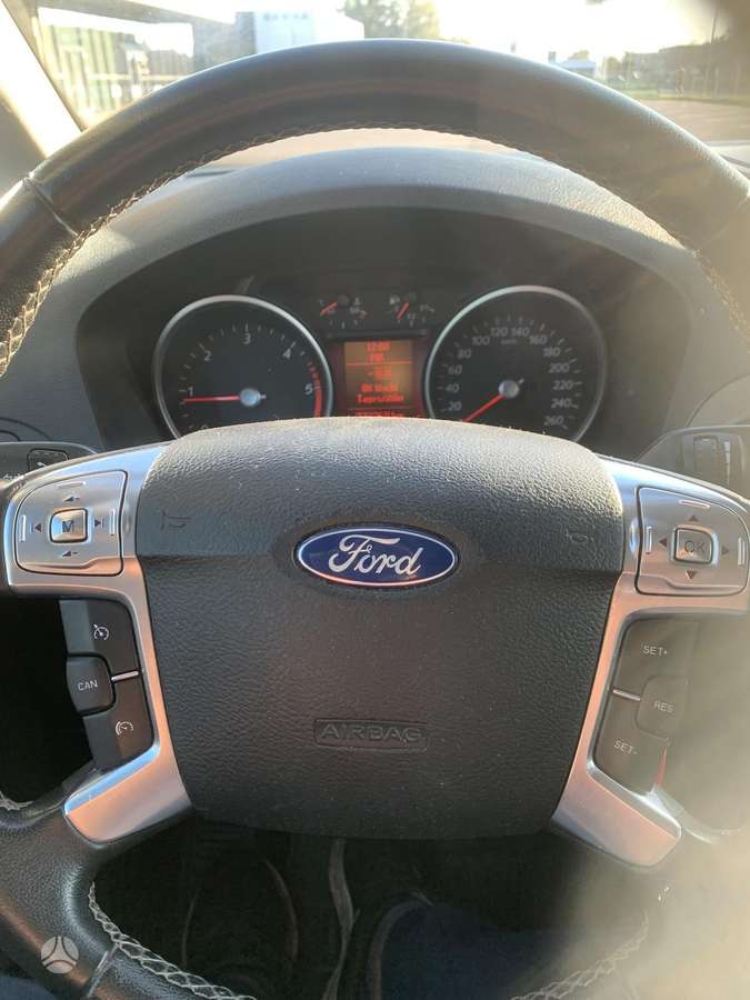 Ford Galaxy 2013 — photo 22