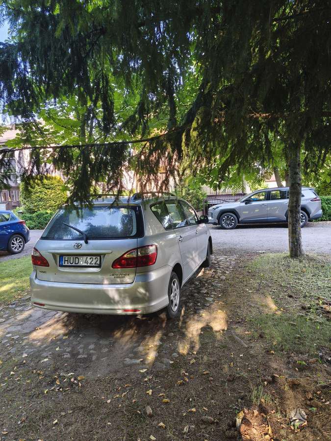 Toyota Avensis 2004 — вигляд ззаду