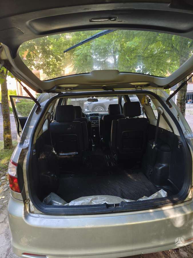 Toyota Avensis 2004 — салон