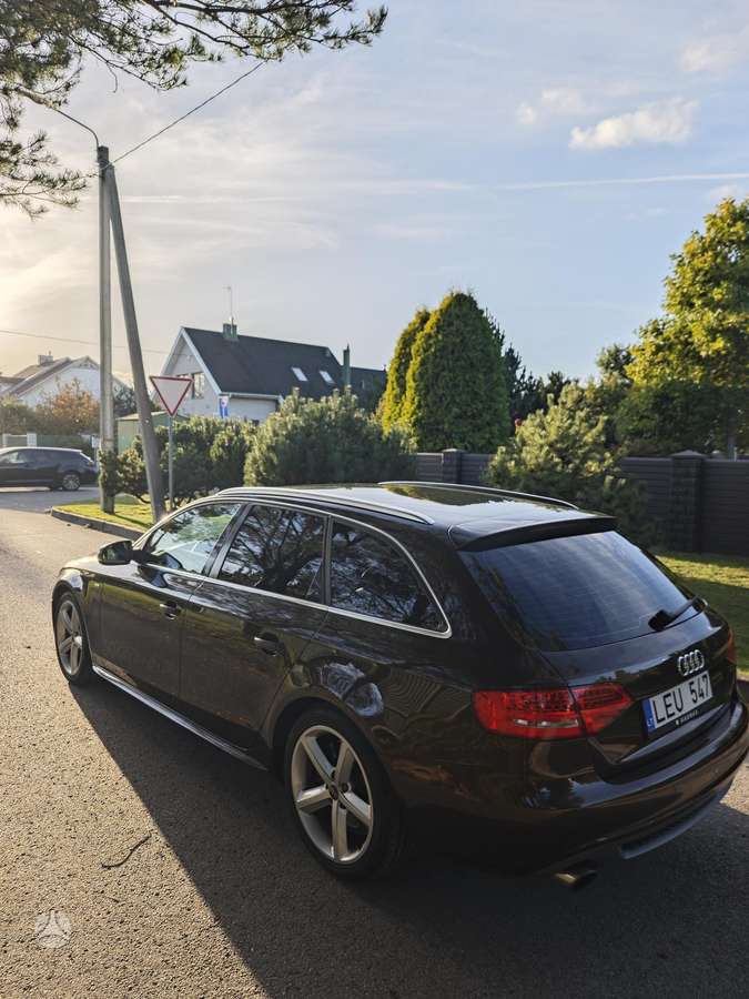 Audi A4 2010 — салон