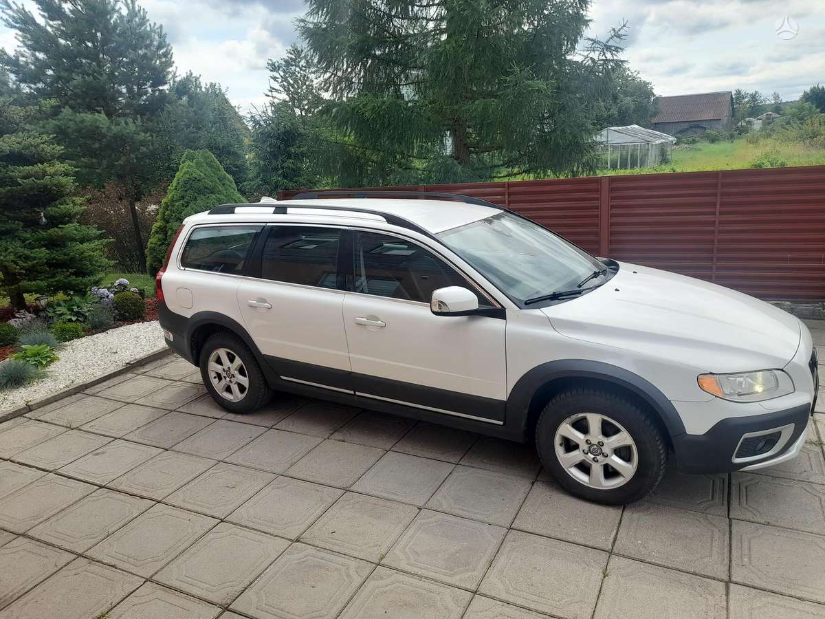 Volvo XC70 2013 — rear view