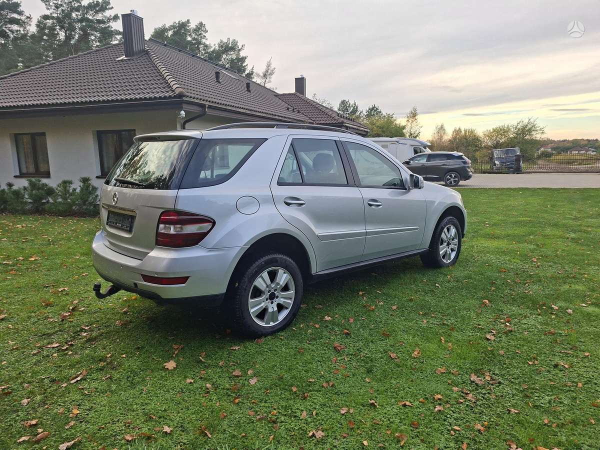 Mercedes-Benz ML350 2011 — rear view