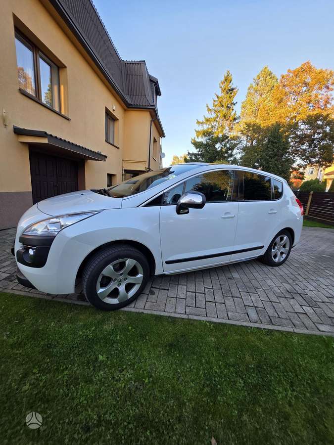 Peugeot 3008 2011 — rear view