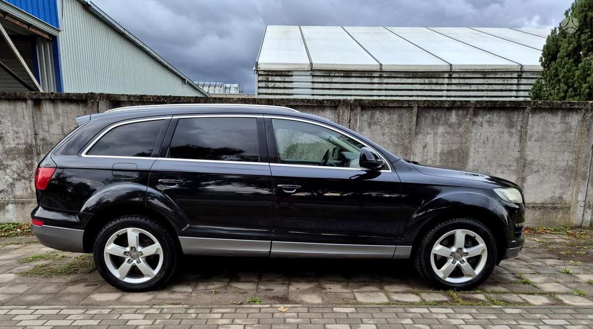 Audi Q7 2011 — interior
