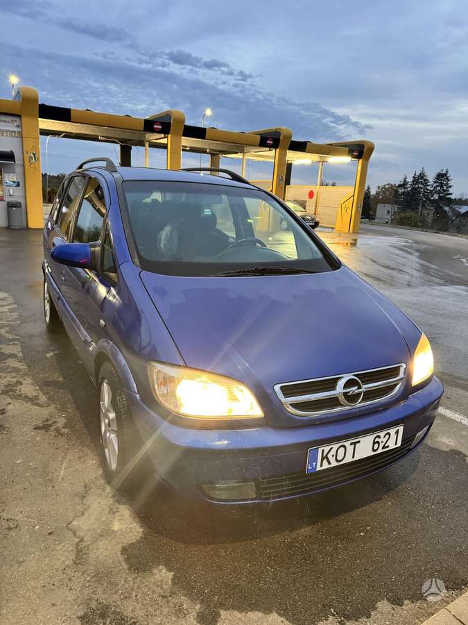 Opel Zafira 2004 — rear view