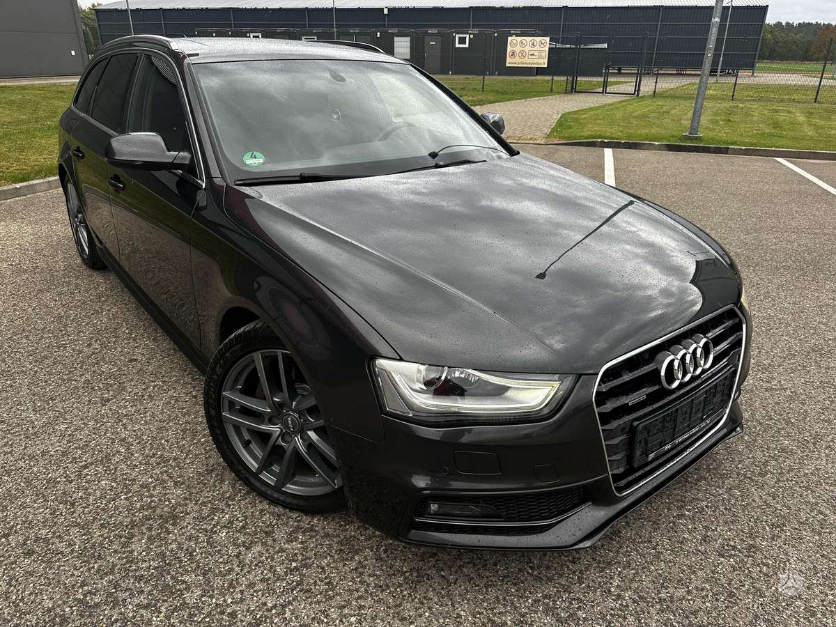 Audi A4 2014 — вигляд ззаду