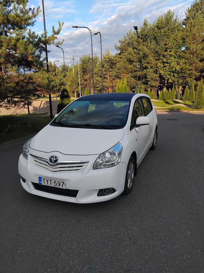 Toyota Verso 2012 — rear view