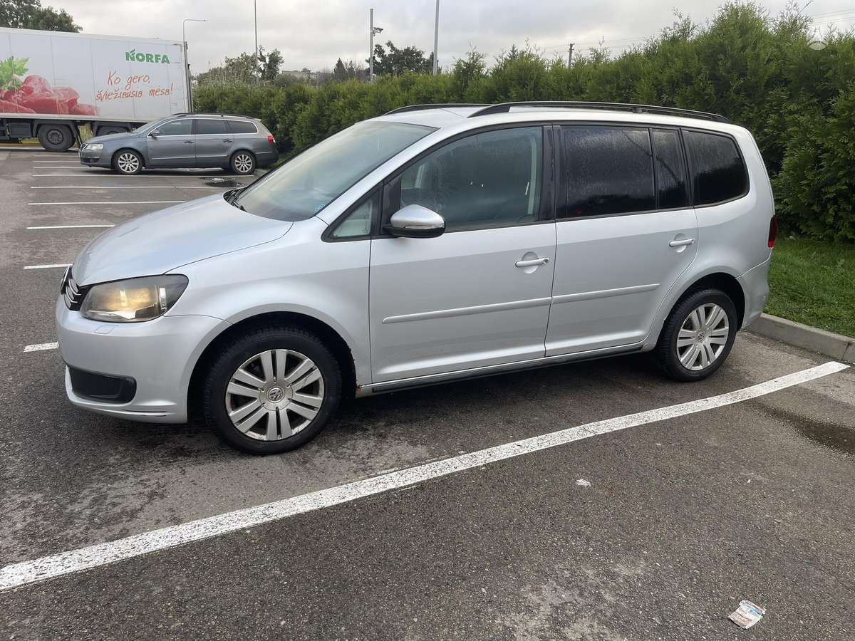 Volkswagen Touran 2010 — rear view