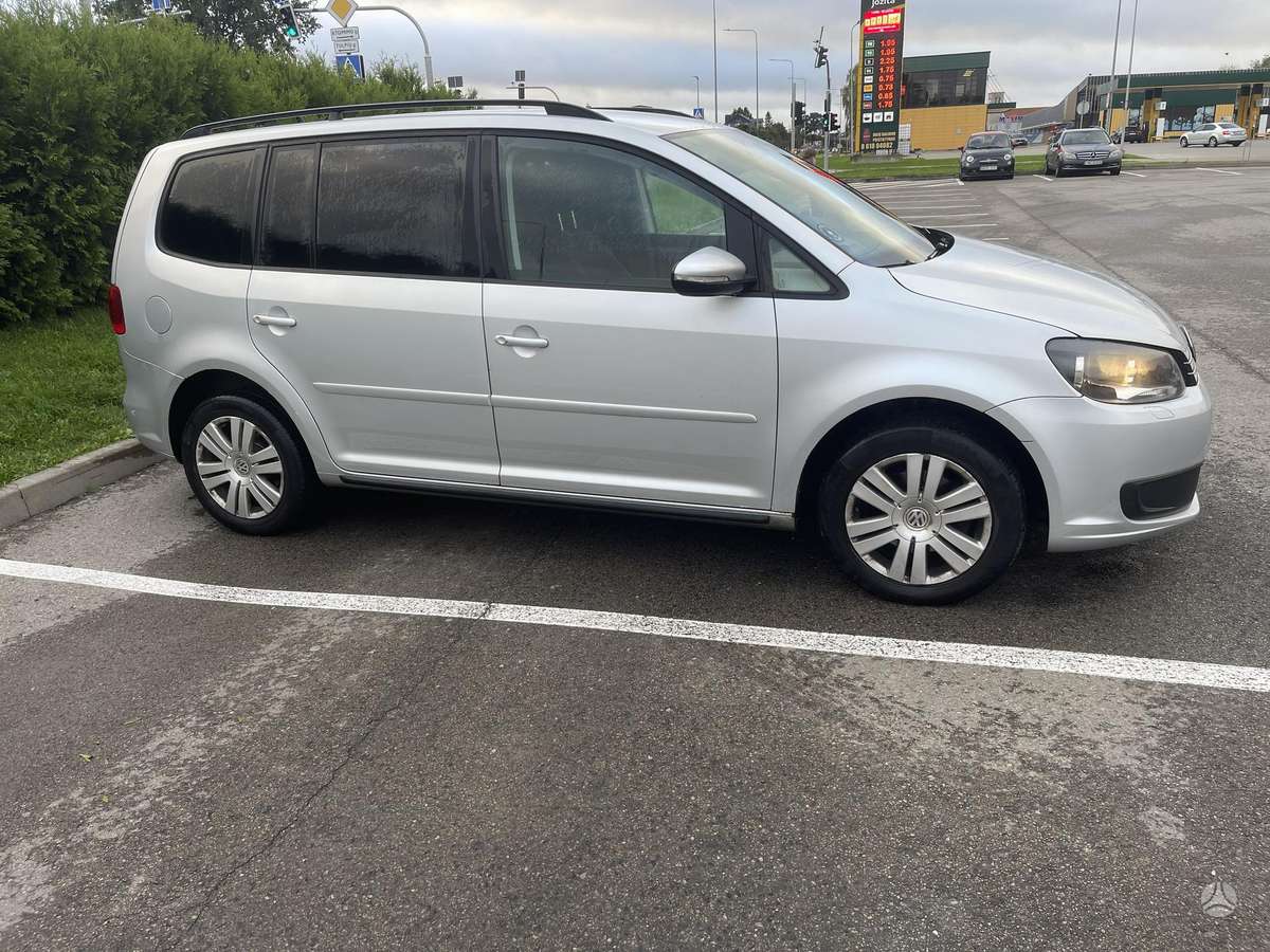 Volkswagen Touran 2010 — interior