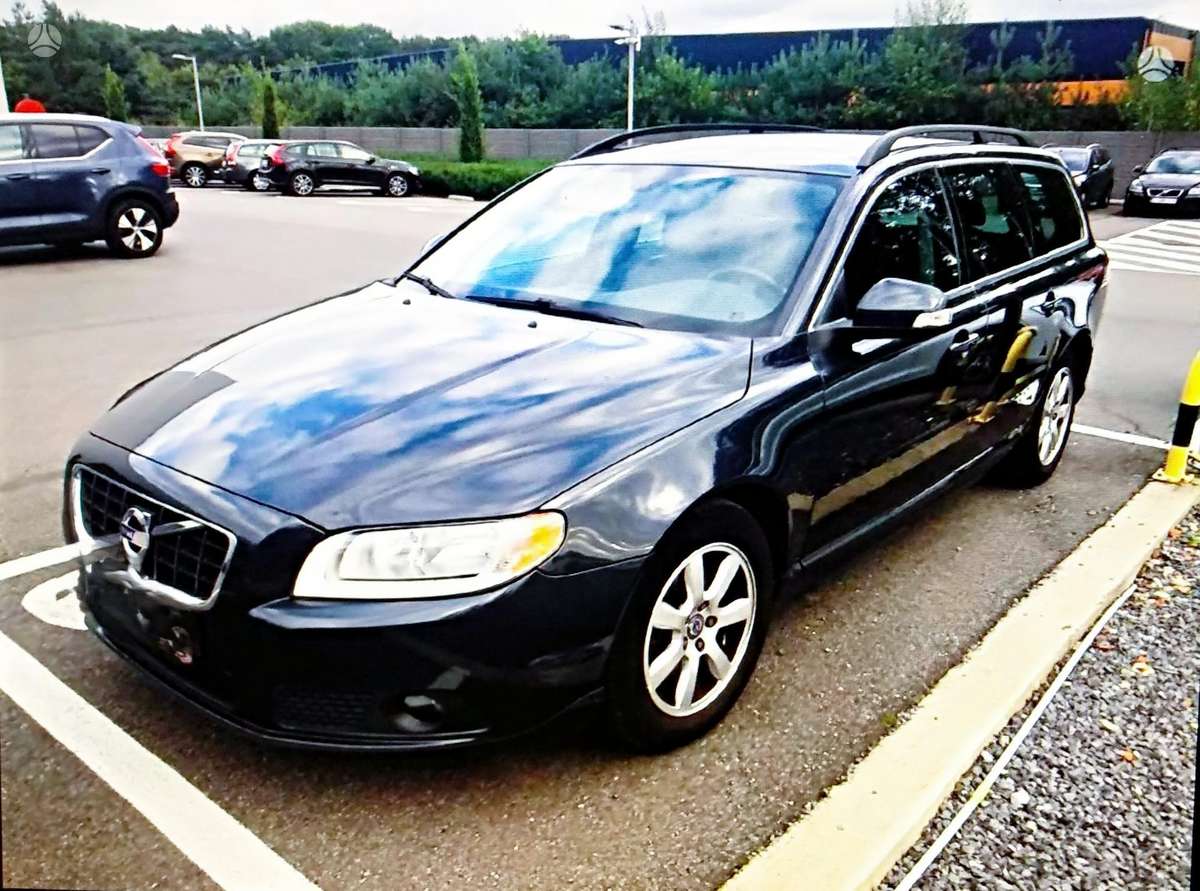 Volvo V70 2011 — rear view