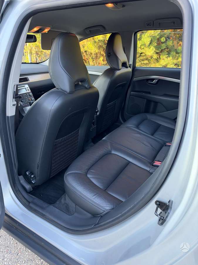 Volvo XC70 2010 — photo 14