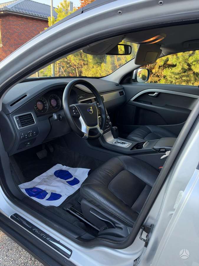 Volvo XC70 2010 — photo 16