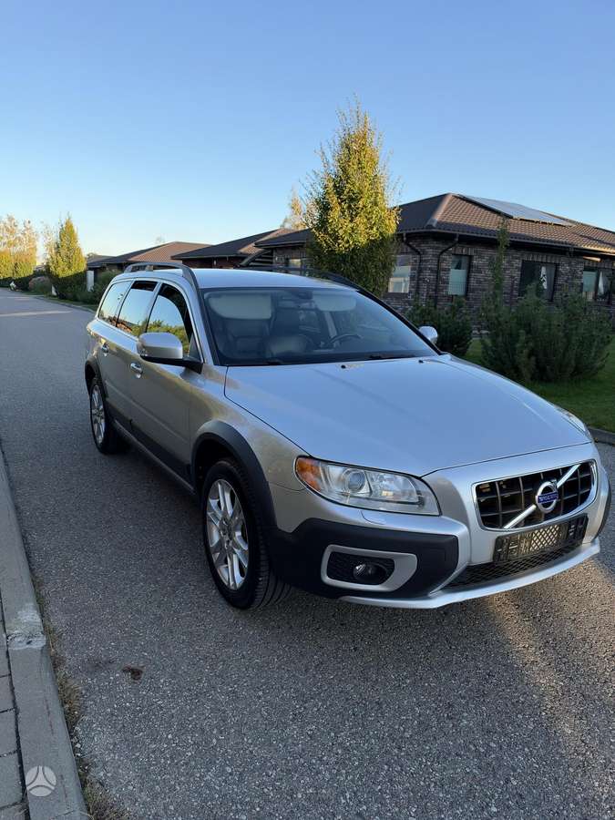 Volvo XC70 2010 — rear view